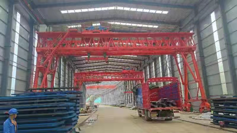 上包下花钢筋棚龙门吊